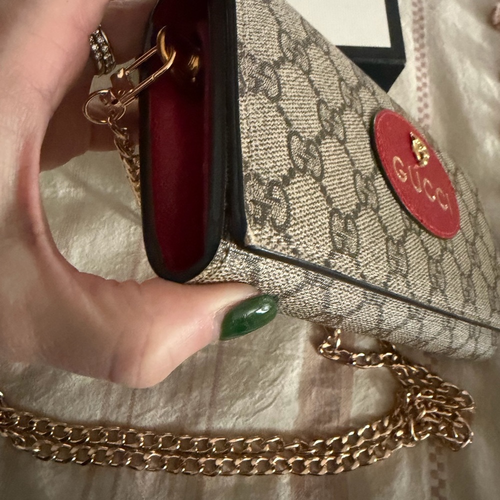Gucci Neo GG Supreme long wallet w/added Chain in Beige Canvas and Red leather. - Picture 4 of 6